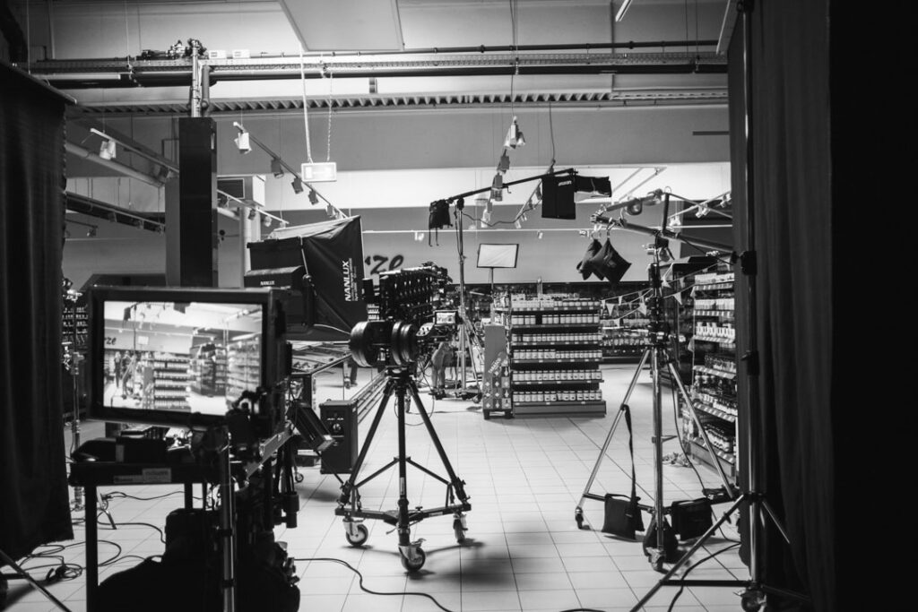 Filmset mit professionellem Kamera- und Lichtequipment in einem Supermarkt – Making-of einer Werbe- oder Imagefilmproduktion.