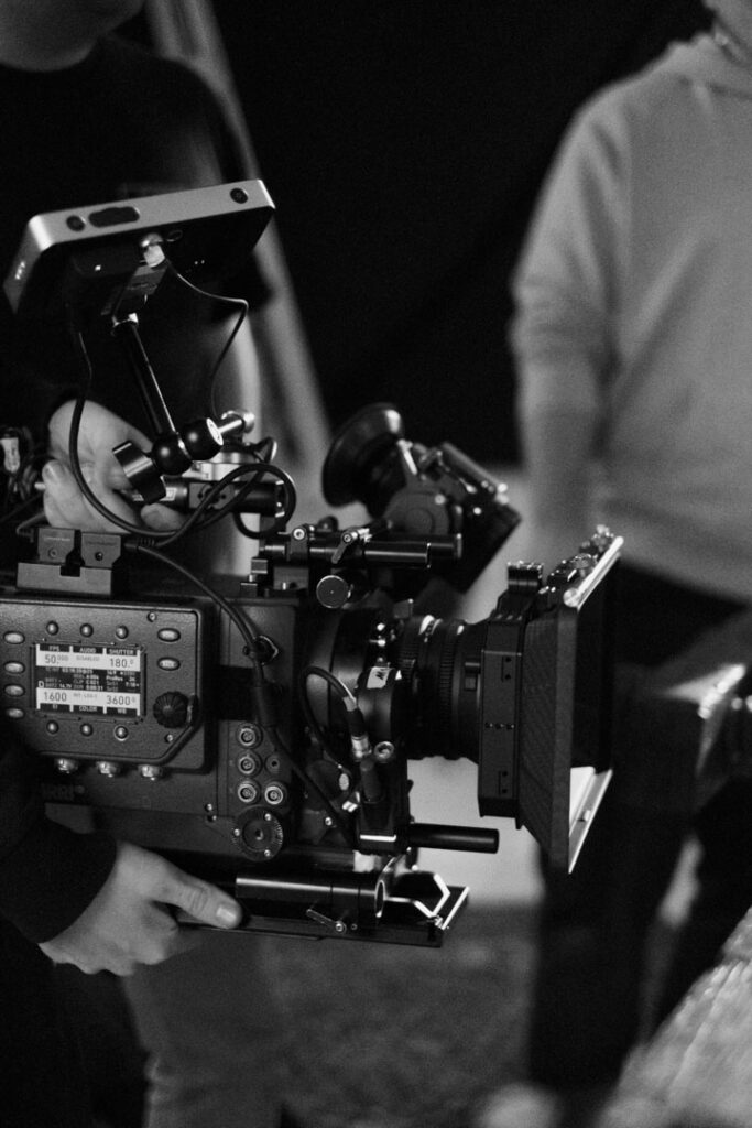 Professionelle Filmkamera in Nahaufnahme – High-End-Equipment für hochwertige Videoproduktion, schwarzweiß